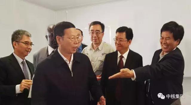 納米比亞當(dāng)?shù)貢r(shí)間8月27日上午，中央政治局常委、國(guó)務(wù)院副總理張高麗在訪問納米比亞期間，赴中廣核湖山鈾礦項(xiàng)目視察。中核集團(tuán)黨組成員、副總經(jīng)理和自興陪同參觀，并就中核集團(tuán)在納米比亞工作做了專題匯報(bào)