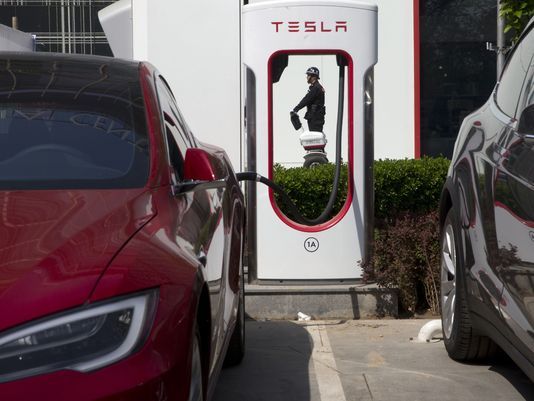 據(jù)美聯(lián)社8月28日?qǐng)?bào)道，加利福尼亞州計(jì)劃追加30億美元(約合198億人民幣)的資金，為購(gòu)買電動(dòng)車的車主提供更多優(yōu)惠，以促進(jìn)環(huán)保車型的普及?！堵迳即墪r(shí)報(bào)》稱，2010年起，加州已為零排放汽車的普及劃撥近4.5億美元(約合29.7億人民幣)的補(bǔ)貼，但到目前為止，這項(xiàng)計(jì)劃并未有效增加電動(dòng)汽車的銷量