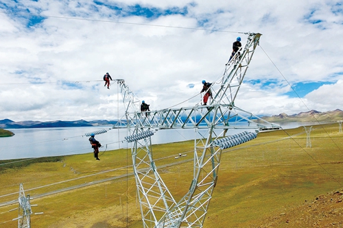 8月27日，在海拔5200多米高的西藏自治區(qū)山南市浪卡子縣打隆鎮(zhèn)境內，110千伏洛扎II回輸變電工程浪卡子標段輸電線完成施放，為確保今年9月30日并網送電奠定了基礎。圖為國網安徽省電力公司和湖北省送變電工程公司施工人員正在進行放線作業(yè)