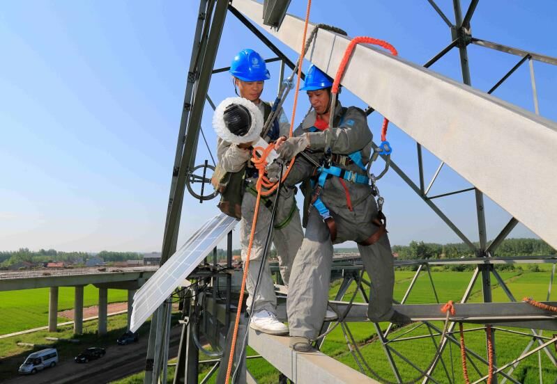 8月31日獲悉，國(guó)網(wǎng)湖北電力在正負(fù)800千伏復(fù)奉線上安裝智能視頻防外破監(jiān)測(cè)系統(tǒng)。該系統(tǒng)適應(yīng)性好、安裝操作簡(jiǎn)單，可以實(shí)現(xiàn)24小時(shí)不間斷監(jiān)護(hù)，一旦出現(xiàn)超高施工車輛在預(yù)警線附近施工，危及特高壓線路的隱患，該系統(tǒng)自動(dòng)實(shí)時(shí)抓拍，并將違章視頻以及告警信息發(fā)送至運(yùn)維人員手機(jī)上，提高了線路防外破水平，大大增加了線路通道的安全性