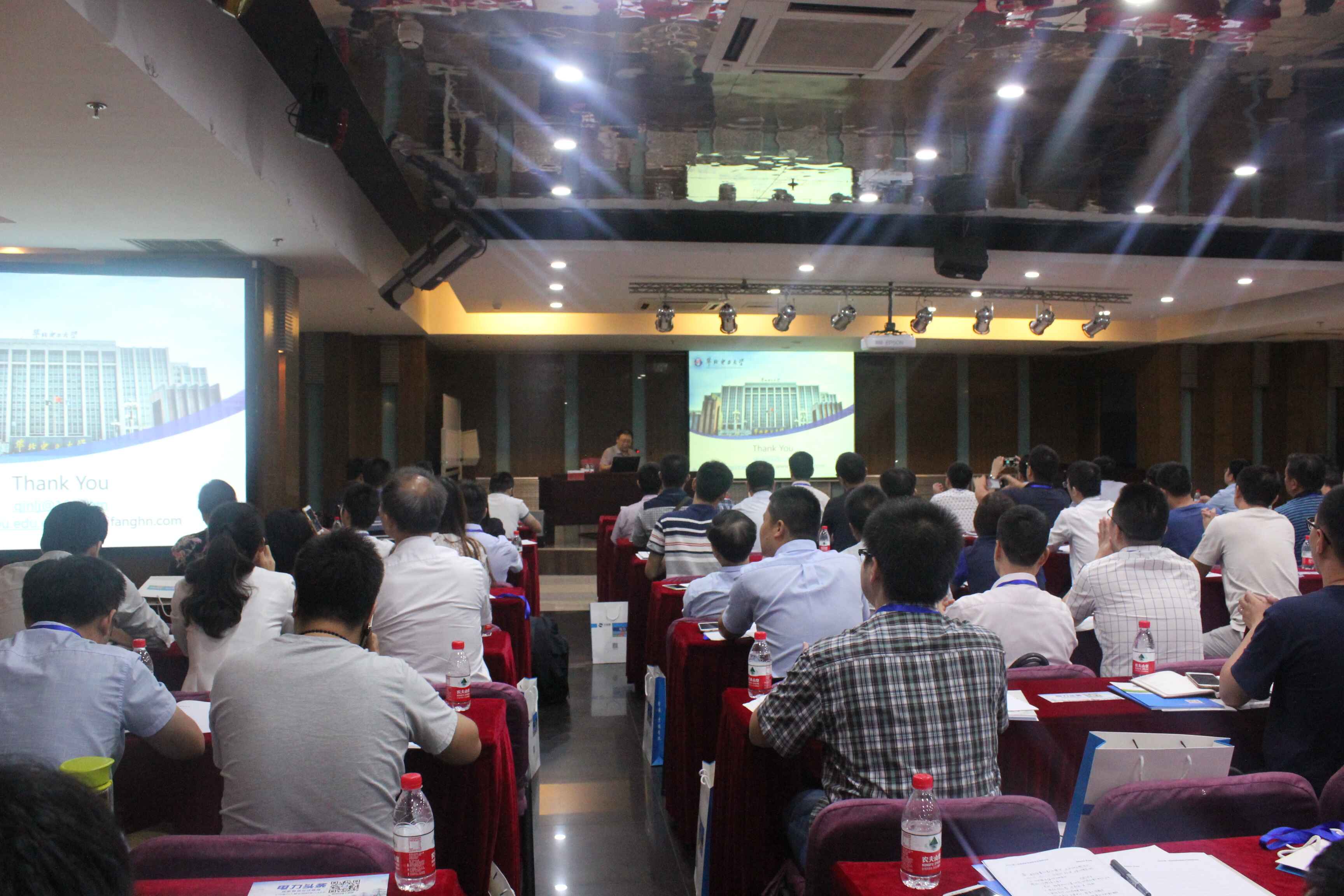 背景：去年11月，國(guó)家能源局正式發(fā)布電力發(fā)展“十三五”規(guī)劃，其中，電力行業(yè)綠色低碳發(fā)展貫穿全文，將以調(diào)整優(yōu)化、轉(zhuǎn)型升級(jí)能源結(jié)構(gòu)為主線，推動(dòng)相關(guān)工作。為實(shí)現(xiàn)配電網(wǎng)更高水平、更高層次、更高質(zhì)量的發(fā)展，配合國(guó)家電網(wǎng)結(jié)構(gòu)優(yōu)化，促進(jìn)可再生能源消納，加強(qiáng)電力需求側(cè)管理，促進(jìn)電動(dòng)汽車等電能替代電力消費(fèi)等一系列戰(zhàn)略目標(biāo)