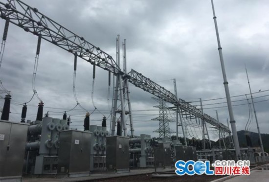 8月30日22時43分，隨著第二臺主變壓器充電成功，國網(wǎng)四川省電力公司2017年重點建設(shè)項目500千伏瑪瑙(宣漢)變電站正式投運，該變電站是達(dá)州首座500千伏智能變電站。 500千伏瑪瑙(宣漢)變電站“500千伏瑪瑙變電站是四川第七座500千伏智能變電站，也是四川第48個500千伏變電站