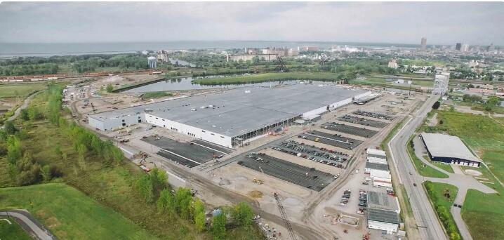 特斯拉在紐約布法羅的超級工廠Gigafactory 2終于開始量產(chǎn)太陽能電池板了，另一條信源顯示，特斯拉與全球最大的風(fēng)力發(fā)電機(jī)制造商Vestas建立了合作關(guān)系。特斯拉CTO JB Straubel最近透露，紐約布法羅占地120萬平方英尺的Gigafactory 2已經(jīng)入駐了數(shù)百名工人和生產(chǎn)設(shè)備，開始小批量試產(chǎn)太陽能電池板所需的電池單體