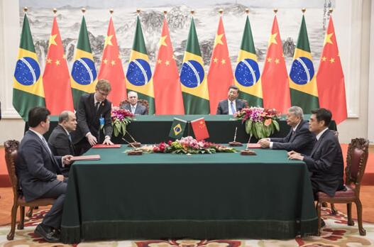 9月1日下午，在中國國家主席習(xí)近平和巴西總統(tǒng)特梅爾的共同見證下，巴西礦產(chǎn)和能源部部長費爾南多在北京人民大會堂，向中國國家電網(wǎng)公司董事長舒印彪正式頒發(fā)巴西美麗山水電送出特高壓直流輸電二期項目開工許可證，充分體現(xiàn)了中巴兩國政府對公司在巴西投資建設(shè)特高壓輸電工程的重視和支持。此前，特梅爾與舒印彪舉行會談，費爾南多到國家電網(wǎng)公司訪問參觀