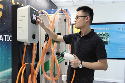 創(chuàng)新作為企業(yè)發(fā)展和市場(chǎng)制勝的關(guān)鍵，核心技術(shù)不是別人賜予的，不能只是跟著別人走，而必須自強(qiáng)奮斗、敢于突破。創(chuàng)新人才猶如優(yōu)秀種子，很是難得，要大力培養(yǎng)