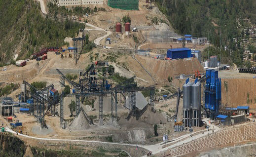 外媒稱，中國(guó)長(zhǎng)江三峽集團(tuán)公司（簡(jiǎn)稱三峽集團(tuán)）駐巴基斯坦的盛振東在接受采訪時(shí)說，三峽集團(tuán)正在巴基斯坦積極建設(shè)總裝機(jī)容量達(dá)到2733兆瓦的6個(gè)電站項(xiàng)目。解當(dāng)?shù)厍鍧嵞茉蠢Ь嘲突固埂栋丸F之家》報(bào)網(wǎng)站8月16日?qǐng)?bào)道，這些項(xiàng)目的總投資額達(dá)到60億美元，包括裝機(jī)容量720兆瓦的卡洛特水電站項(xiàng)目、1124兆瓦的科哈拉水電站項(xiàng)目、49.5兆瓦的巴基斯坦風(fēng)電一期項(xiàng)目（巴風(fēng)一期）、99兆瓦的巴基斯坦風(fēng)電二期項(xiàng)目（巴風(fēng)二期）、640兆瓦的瑪爾水電站項(xiàng)目以及100兆瓦的巴基斯坦光伏一期項(xiàng)目