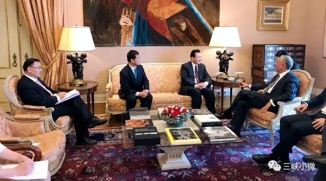 葡萄牙里斯本當(dāng)?shù)貢r(shí)間8月28日，中國(guó)長(zhǎng)江三峽集團(tuán)公司（以下簡(jiǎn)稱三峽集團(tuán)）黨組書記、董事長(zhǎng)盧純分別于中午和下午，拜會(huì)了葡萄牙總統(tǒng)馬塞洛和總理科斯塔，雙方就三峽集團(tuán)與葡萄牙電力公司（以下簡(jiǎn)稱葡電）戰(zhàn)略合作共同開發(fā)第三方市場(chǎng)，實(shí)現(xiàn)葡電長(zhǎng)期可持續(xù)發(fā)展等內(nèi)容進(jìn)行了交流。盧純首先對(duì)葡萄牙經(jīng)濟(jì)的恢復(fù)性增長(zhǎng)表示祝賀，對(duì)葡萄牙近期出臺(tái)的有關(guān)監(jiān)管政策表示贊賞，對(duì)總統(tǒng)和總理長(zhǎng)期以來給予三峽集團(tuán)和葡電的關(guān)心支持表示感謝