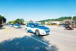 藍(lán)白色車身、SUV車型、寬敞潔凈空間……一輛輛時(shí)尚大氣的電動(dòng)出租車從八路軍太行紀(jì)念館門前駛過。從年初開始，武鄉(xiāng)縣投資2478.4萬元購置了80輛比亞迪E6純電動(dòng)出租車，截至8月31日已完成了對縣城原有出租車的一次性全部更新