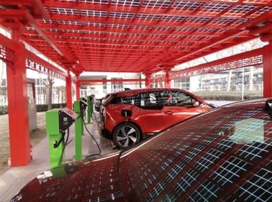 相關(guān)數(shù)據(jù)顯示，今年上半年我國電動(dòng)汽車市場繼續(xù)保持產(chǎn)銷兩旺，新能源車保有量超過百萬，穩(wěn)居世界電動(dòng)汽車市場第一大國。買了電動(dòng)汽車，能不能用得舒心?這其中，充電是最大的問題之一