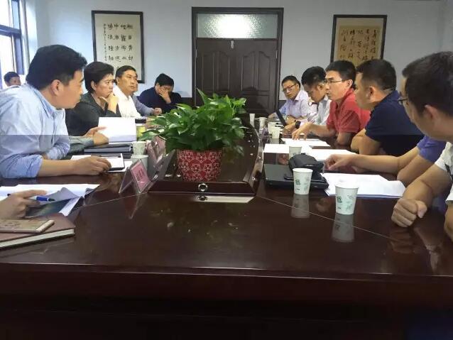 9月4日，市政府與遠(yuǎn)景能源戰(zhàn)略合作暨風(fēng)電產(chǎn)業(yè)落地對接會議在市政府三樓會議室召開，主要探討戰(zhàn)略合作協(xié)議、項(xiàng)目設(shè)計方案，并確定廠房選址。市委常委、常務(wù)副市長張紅梅，市政協(xié)副主席劉軍，市經(jīng)開區(qū)管委會副主任王偉出席會議