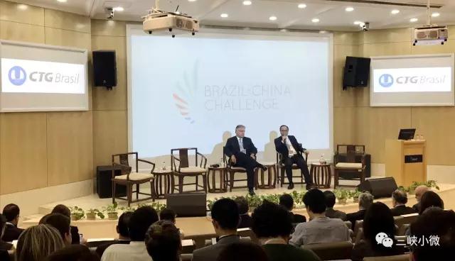 巴西被巴西人類學(xué)家吉爾伯托˙弗雷勒稱為“熱帶中國”，在歷史上肯定了中國對熱帶國家巴西的直接影響；近日，應(yīng)中國國家主席習(xí)近平邀請正在對中國進(jìn)行國事訪問的巴西總統(tǒng)特梅爾，在訪問期間提到：在巴西還有一個(gè)“三峽”。其中原因何在？在金磚五國峰會召開之際，小微君在北京大學(xué)舉辦的第一屆“中國巴西機(jī)遇與挑戰(zhàn)論壇”活動現(xiàn)場上采訪了與會企業(yè)家，下面我們就來看看巴西有哪些值得我們探索與期待
