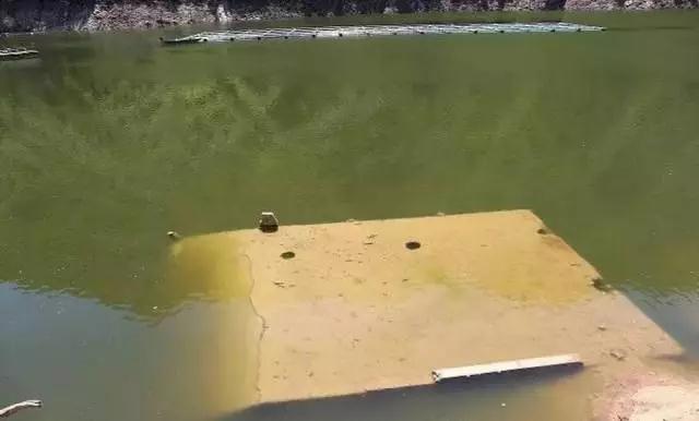 被水淹沒的村莊房屋崔永利拍攝在腰坪水電站現(xiàn)場，有一戶人家的房屋仍未拆除，依然埋沒在水下，水面已經(jīng)將房屋淹沒，但還是可以看到水面約數(shù)十厘米下的屋頂。對于水庫下面的這個外面能看得見的建筑物，當(dāng)?shù)赜嘘P(guān)部門曾經(jīng)責(zé)成水庫將其炸毀，但是幾次爆破后，房屋仍然矗立不動