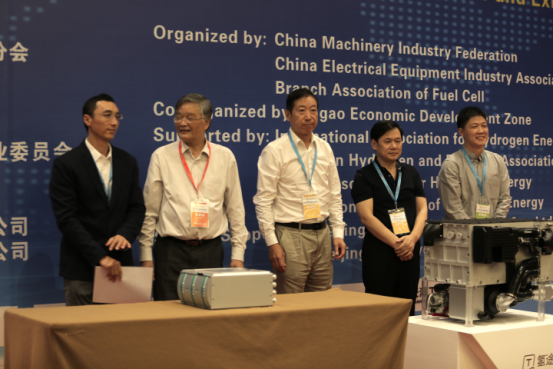 2017年8月28日，第二屆中國國際氫能與燃料電池產(chǎn)業(yè)發(fā)展大會(CHFCE2017)在首都國家會議中心隆重召開。為了實現(xiàn)《巴黎協(xié)定》提出的2050 年全球平均溫度較工業(yè)化前水平升高控制在2攝氏度之內(nèi)的目標，各國都在尋找更清潔有效的技術(shù)以取代內(nèi)燃機與石化能源，中國針對新能源汽車出臺了一系列引導政策，氫能與燃料電池被歸為15 個能源技術(shù)重點發(fā)展方向之一