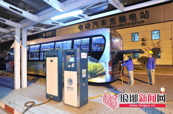 加快布局建設(shè)充電樁，大力推進(jìn)企業(yè)“煤改電”，借力特高壓大通道“遠(yuǎn)方來電”減少煤炭消耗和污染物排放……近來年，臨沂供電公司加強(qiáng)“電能替代”力度，用綠色電力能源，捍衛(wèi)“臨沂藍(lán)”，為環(huán)保做出了突出貢獻(xiàn)。臨沂市電動公交車在充電站充電加快充電樁建設(shè)，保障市民綠色出行 “我剛定了一輛電動汽車，到處打聽離我最近的充電點，聽說供電部門打算在府右路離我們家不遠(yuǎn)的地方建充電樁，前段