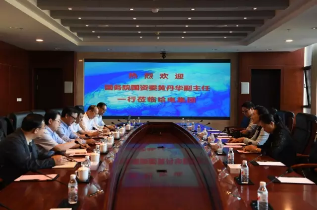 9月6日，國務(wù)院國有資產(chǎn)監(jiān)督管理委員會副主任、黨委委員黃丹華蒞臨哈電集團(tuán)調(diào)研，并在召開的調(diào)研座談會上就哈電集團(tuán)深化改革發(fā)展強(qiáng)調(diào)：哈電集團(tuán)要發(fā)揮戰(zhàn)略定力，立足長遠(yuǎn)，深耕細(xì)作，加快國際化發(fā)展步伐，爭當(dāng)創(chuàng)新發(fā)展的先行軍，以優(yōu)異成績迎接黨的十九大勝利召開，努力為實(shí)現(xiàn)“兩個一百年”目標(biāo)作出更大的貢獻(xiàn)。集團(tuán)公司黨委副書記、總經(jīng)理吳偉章在座談會上就哈電集團(tuán)履行政治責(zé)任、經(jīng)濟(jì)責(zé)任、社會責(zé)任情況進(jìn)行了詳細(xì)的匯報(bào)