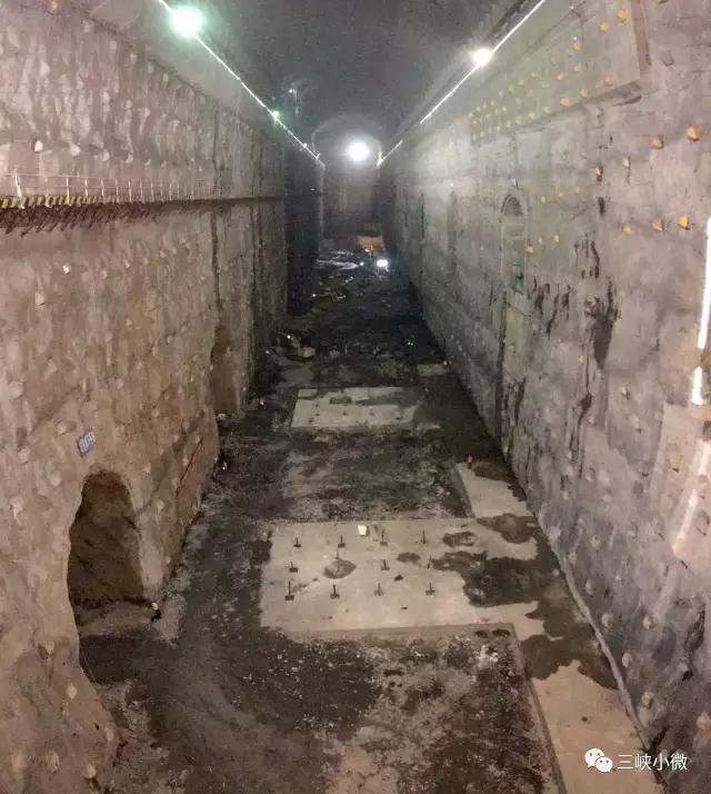 9月4日，白鶴灘水電站左岸地下廠房7號機(jī)組段啟動降坡開挖，標(biāo)志著左岸地下廠房機(jī)窩開挖支護(hù)施工正式啟動。白鶴灘水電站擁有著世界最大規(guī)模的地下洞室群，其中地下廠房長438米，寬34米，高88.7米，最大水平埋深1050米，垂直埋深330米，廠房跨度居世界首位