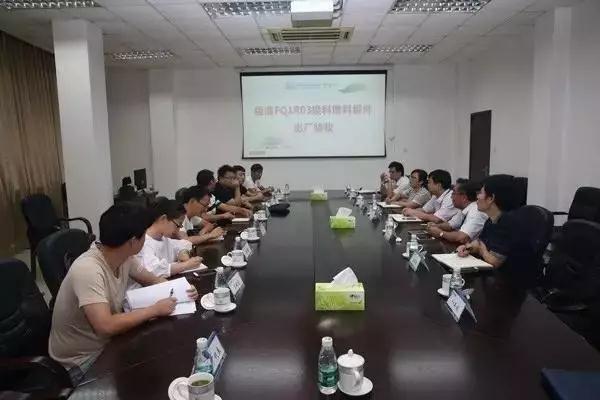近日，福建福清核電有限公司對中核建中承制的福清核電換料燃料組件進(jìn)行了出廠驗(yàn)收。中核建中總會計(jì)師孫書民，總經(jīng)理助理?xiàng)钇婕跋嚓P(guān)部門人員參加了驗(yàn)收會議