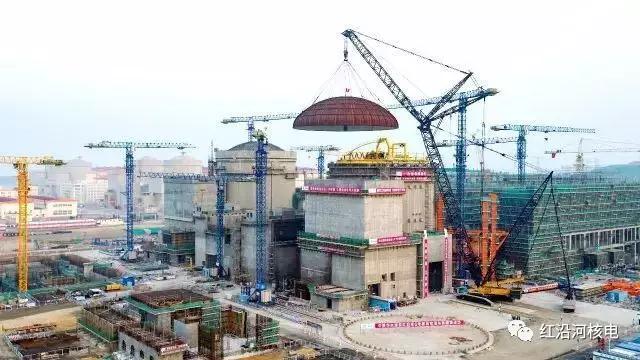9月8日清晨6時15分，紅沿河核電站6號機組完成穹頂?shù)跹b，這標(biāo)志著紅沿河二期工程全面進入設(shè)備安裝高峰階段。一次成功：六號機組穹頂?shù)跹b6號機組反應(yīng)堆穹頂及內(nèi)部管道重139.225噸，連同吊鉤、索具、修正爬梯等總重達160.375噸