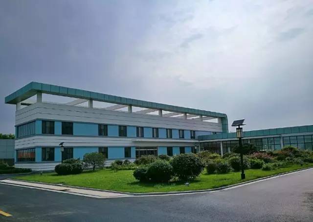 說(shuō)起“垃圾”以及“垃圾處理廠”，好多人要開始捂鼻子了，想象中的垃圾填埋場(chǎng)，都是：1.遠(yuǎn)在市郊每日焚燒2.臟亂臭差病菌滋生3.日處理量千頓超負(fù)荷讓人避之不及然而在江蘇常州，有個(gè)垃圾無(wú)害化處理廠，讓來(lái)自全國(guó)各地的游客趨之若鶩，絡(luò)繹不絕的參觀者讓這里變成了熱門旅游景點(diǎn)excuseme?走進(jìn)光大環(huán)保能源（常州）有限公司廠區(qū)，地面干凈整潔，以藍(lán)色為主色調(diào)的廠房彩繪外墻，廠房周圍綠化郁郁蔥蔥。一個(gè)小廣場(chǎng)上有白鴿在漫步，小橋流水、映日荷花、噴泉，美不勝收