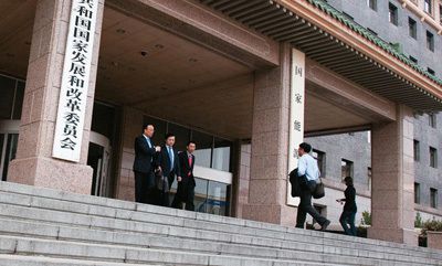 中國政府網(wǎng)24日消息，國務(wù)院決定取消和下放58項行政審批項目，取消67項職業(yè)資格許可和認(rèn)定事項，取消19項評比達(dá)標(biāo)表彰項目，將82項工商登記前置審批事項調(diào)整或明確為后置審批。能源領(lǐng)域再次成為行政審批改革的重中之重