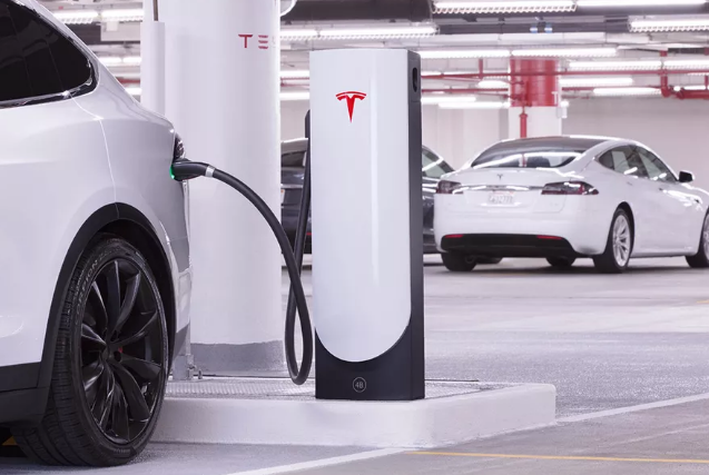 9月11日據(jù)國外媒體報道，特斯拉目前在北美地區(qū)已經(jīng)建立了接近1000個提供快速充電的超級充電站，但是這對于生活在大城市的特斯拉車主來說，還是覺得不太方便，每次想要充電尋找超級充電站的時候都倍感壓力，不過現(xiàn)在這種狀況將要有所改變了。特斯拉今天正式宣布，已經(jīng)開發(fā)出了一種更適合狹小空間的小型超級充電樁，并且很快會在芝加哥和波士頓兩個城市率先投入使用