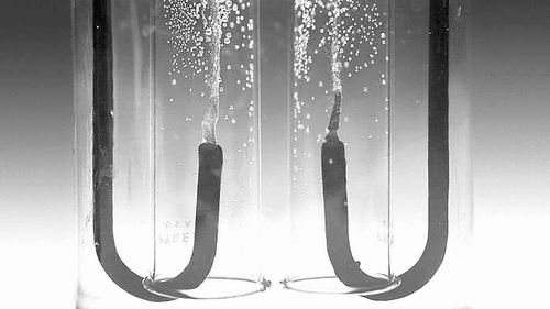 二氧化碳(CO2)是社會(huì)的最終廢棄物，每年有數(shù)十億噸被排到大氣中。但將其轉(zhuǎn)化為有價(jià)值的燃料和化學(xué)物質(zhì)通常需要過(guò)多能量，這使其在經(jīng)濟(jì)上變得不合理