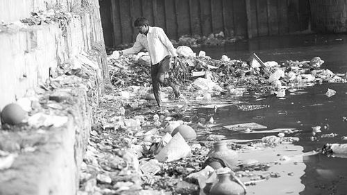 印度政府的一項(xiàng)建設(shè)100座焚燒廠以焚燒城市垃圾同時(shí)發(fā)電的提議，日前遭到了反對(duì)者的強(qiáng)烈批評(píng)。他們說(shuō)，該項(xiàng)計(jì)劃悍然不顧這個(gè)國(guó)家正在實(shí)施的減少空氣污染，進(jìn)而轉(zhuǎn)向更加清潔能源的努力