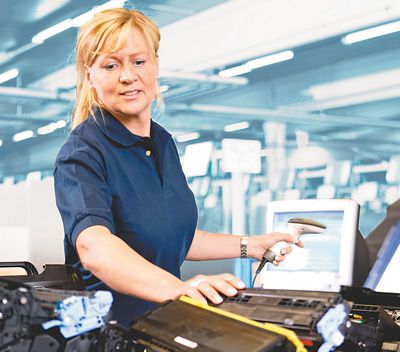 隨著技術(shù)的高頻更新，電腦、手機(jī)、數(shù)碼相機(jī)等電子設(shè)備的淘汰周期越來(lái)越短，轉(zhuǎn)眼就變成“電子垃圾”，既造成巨大浪費(fèi)，也埋下新的隱患。電子產(chǎn)品回收利用成為各國(guó)共同的課題，不少國(guó)家使出的法子也是蠻拼的