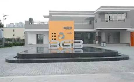 餐廚垃圾，顧名思義是指在食品加工、飲食服務(wù)、單位供餐等過(guò)程中產(chǎn)生的食物殘余和廢棄食用油脂。它富含有機(jī)物，是非常寶貴的可再生資源，同時(shí)容易腐爛和滋生病原微生物產(chǎn)生惡臭