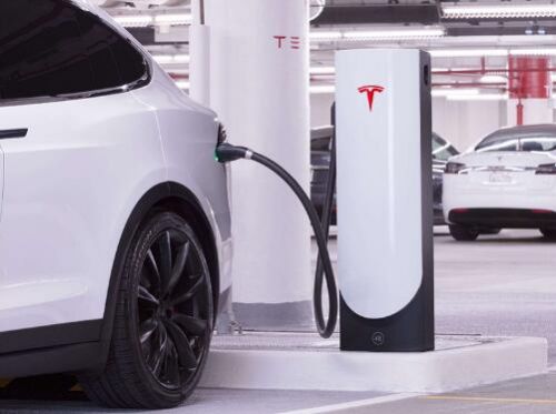 9月12日消息，特斯拉日前發(fā)布博文稱，為方便用戶使用，將推出城市超級充電站，裝設(shè)在超市、購物中心或者鬧市區(qū)。特斯拉充電樁 特斯拉稱，城市超級充電站將會裝設(shè)在方便用戶使用的地方，包括超市、購物中心或者鬧市區(qū)，讓車主在購物或辦公的同時也可以為車輛快速充電