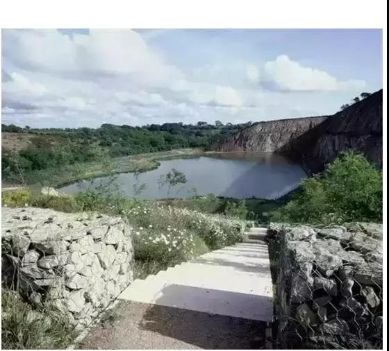 廢棄礦山(采石場)給城市帶來較為嚴(yán)重的景觀生態(tài)問題，如水土流失、威脅城市防洪、降低生物的多樣性、對地表的破壞等，對城市生態(tài)、社會、經(jīng)濟(jì)的可持續(xù)發(fā)展造成一定的影響。西方發(fā)達(dá)國家在上個世紀(jì)初就開始了采石場生態(tài)修復(fù)的相關(guān)工作