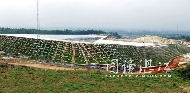 垃圾，顧名思義就是屋外堆立的臟土(扔掉的廢物)，高得“伸手可及”了，古人便重新尋覓或挖掘洞穴。大約8000年前，古人利用土坑來堆放垃圾，古代垃圾場(chǎng)的遺跡里，大多數(shù)是碎裂的瓷器、漆器，而糞便、泔水之類當(dāng)肥料，至于金屬產(chǎn)量低，基本都回收利用了