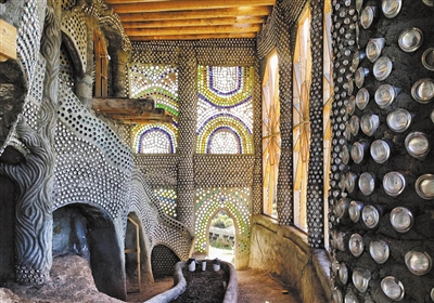 邁克˙雷諾茲是一位美國建筑師，50年來，他和他的團(tuán)隊以及后來的地球之舟生態(tài)建筑公司只做了一件事：就是用廢棄輪胎、玻璃瓶、易拉罐等各種各樣的垃圾在世界各地造房子。因?yàn)楹苁孢m、很環(huán)保，他自己就在這樣的“垃圾”房子里面住了30年