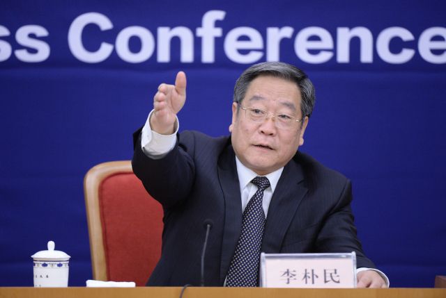 11月18日上午，國家發(fā)展改革委舉行例行新聞發(fā)布會，主題為"政府核準(zhǔn)的投資項目目錄(2014年本)"。國家發(fā)展改革委秘書長李樸民，外資司司長顧大偉、投資司副司長羅國三、產(chǎn)業(yè)司副巡視員李忠娟出席發(fā)布會，介紹了投資管理與改革工作，以及政府核準(zhǔn)的投資項目目錄(2014年本)有關(guān)情況，并就重大工程建設(shè)等問題，回答了與會記者的提問