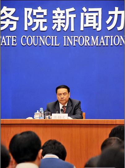 新世紀(jì)以來指導(dǎo)“三農(nóng)”工作的第９個中央一號文件１日發(fā)布中央一號文件題為《關(guān)于加快推進(jìn)農(nóng)業(yè)科技創(chuàng)新持續(xù)增強(qiáng)農(nóng)產(chǎn)品供給保障能力的若干意見》，全文約１０５００字，共分六個部分２３條，包括：加大投入強(qiáng)度和工作力度，持續(xù)推動農(nóng)業(yè)穩(wěn)定發(fā)展；依靠科技創(chuàng)新驅(qū)動，引領(lǐng)支撐現(xiàn)代農(nóng)業(yè)建設(shè)；提升農(nóng)業(yè)技術(shù)推廣能力，大力發(fā)展農(nóng)業(yè)社會化服務(wù)；加強(qiáng)教育科技培訓(xùn)，全面造就新型農(nóng)業(yè)農(nóng)村人才隊(duì)伍；改善設(shè)施裝備條件，不斷夯實(shí)農(nóng)業(yè)發(fā)展物質(zhì)基礎(chǔ)；提高市場流通效率，切實(shí)保障農(nóng)產(chǎn)品穩(wěn)定均衡供給。2月2日，國務(wù)院新聞辦公室舉行新聞