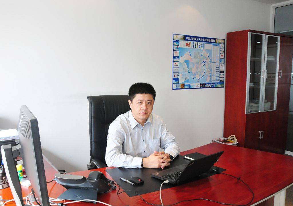 （記者 陳艷清）“不是我不明白，只是這世界變化太快”，用這句歌詞形容光伏逆變器市場(chǎng)再合適不過(guò)：從單瓦幾元的“黃金時(shí)代”到以“角”衡量的“微利時(shí)代”，從集中式逆變器“號(hào)令天下”到組串式、集散式、微型逆變器“百花齊放”。從價(jià)格到產(chǎn)品線，逆變器市場(chǎng)的變化速度不可謂不快