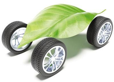 今年全年新能源汽車(chē)產(chǎn)銷(xiāo)預(yù)計(jì)將突破5萬(wàn)輛，是去年的3倍。今年上半年，比亞迪(51.35, -0.15,  -0.29%)新能源汽車(chē)銷(xiāo)量達(dá)6748輛，占我國(guó)新能源(19.88, -0.01,  -0.05%)汽車(chē)總銷(xiāo)量的41%，旗下的純電動(dòng)e6和混合動(dòng)力車(chē)型秦的銷(xiāo)量幾乎占據(jù)了我國(guó)新能源汽車(chē)市場(chǎng)的半壁江山