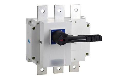 電氣界元老分享自己10年的技術(shù)經(jīng)驗(yàn)，具體內(nèi)容如下：1、隔離開(kāi)關(guān)運(yùn)行中的檢查？答：①瓷質(zhì)部分應(yīng)清潔完好，無(wú)破損裂紋，放電現(xiàn)象②動(dòng)靜觸頭接觸嚴(yán)密，無(wú)過(guò)熱，松動(dòng)現(xiàn)象③傳動(dòng)機(jī)構(gòu)應(yīng)完好，銷(xiāo)子螺絲無(wú)松動(dòng)脫落現(xiàn)象④引線(xiàn)與連接部分接觸良好，無(wú)發(fā)熱變色現(xiàn)象2、用隔離開(kāi)關(guān)進(jìn)行哪些操作？答：①與開(kāi)關(guān)配合進(jìn)行倒閘操作②拉合無(wú)故障的電壓PT和避雷器③接通和切斷無(wú)阻抗的并聯(lián)支路3、什么叫設(shè)備的內(nèi)絕緣、外絕緣？答：設(shè)備絕緣中與空氣接觸的部分叫外絕緣，而不與空氣接觸的部分叫內(nèi)絕緣。（在設(shè)計(jì)絕緣時(shí)，都使外絕緣強(qiáng)度低于內(nèi)絕緣強(qiáng)度，這是因?yàn)橥? onError=