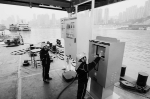 “山城”重慶是我國四個直轄市之一。近年來，國網(wǎng)重慶市電力公司踐行綠色發(fā)展理念，努力推動電能替代，實現(xiàn)了經(jīng)濟效益、社會效益、環(huán)境效益的“多贏”