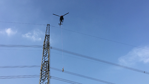 直升機(jī)轟鳴升空，風(fēng)起塵揚(yáng)，一名全副武裝的人員隨之被直升機(jī)吊繩拉升至空中飛行，幾分鐘后準(zhǔn)確該人員穩(wěn)穩(wěn)地坐在高高的高壓電塔的導(dǎo)線上…… 這不是在電影院看好萊塢大片，這是發(fā)生在南方電網(wǎng)廣東公司500千伏襟桂線上的真實場景。9月13日，在廣東中山市板芙鎮(zhèn)，南方電網(wǎng)公司將直升機(jī)帶電作業(yè)應(yīng)用于在運(yùn)行超高壓輸電線路，屬國內(nèi)首次，并取得圓滿成功