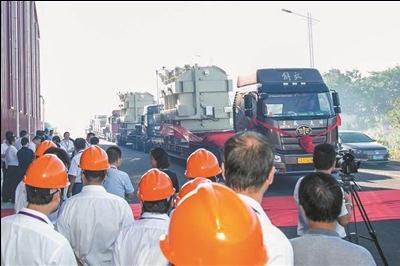 中國高鐵首套智能化變電站昨天下午從常州發(fā)往京沈高鐵線的阜新牽引站。該變電站搭載著由常州太平洋電力設備（集團）有限公司自主研發(fā)的世界首臺超低損耗、大容量、節(jié)能環(huán)保型卷鐵心軌道交通牽引變壓器