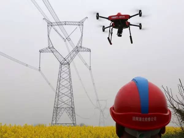 
            	在我們的生活中你會見到各種不同高度的鐵塔，你是否會有疑問，為什么鐵塔架設的高度不一樣？先說說輸電桿塔的概念，輸電導線是由輸電桿塔一段一段撐起來的，高電壓等級的用“鐵塔”，低電壓等級的比如居民區(qū)里見的一般用“木頭桿”或“水泥桿”，合起來統(tǒng)稱“桿塔”。高電壓等級的線路需要有更大的安全距離，所以要架得很高，只有鐵塔才能有能力負擔數(shù)十噸的線路，一根電線桿架不了這么高、也沒這么大支撐力，所以電線桿都是較低電壓等級的