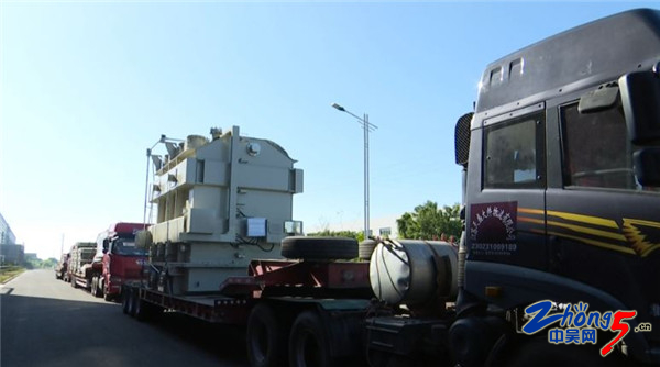 智能電網(wǎng)是未來電網(wǎng)的發(fā)展方向，滲透到發(fā)電、輸變電、調(diào)度等各個環(huán)節(jié)，其中，智能變電站是最核心的一環(huán)。有預測，我國智能變電站將迎來爆發(fā)式增長，常州輸變電企業(yè)也快速“搶跑”，中國高鐵即將正式啟用的首套智能化變電站，就由“常州智造”