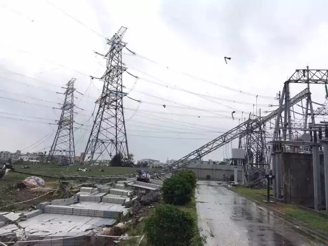  雖然在10天內(nèi)經(jīng)歷了“天鴿”“帕卡”“瑪娃”臺風(fēng)三連擊，但在不少廣州街坊的心中，最兇猛的非2015年的超強(qiáng)臺風(fēng)“彩虹”莫屬。猛烈龍卷風(fēng)襲擊造成了巨大傷亡，位于廣州番禺區(qū)的500千伏廣州南站失壓，造成中心城區(qū)近40萬戶停電，后通過500千伏木棉站轉(zhuǎn)供，得以在4小時內(nèi)恢復(fù)供電