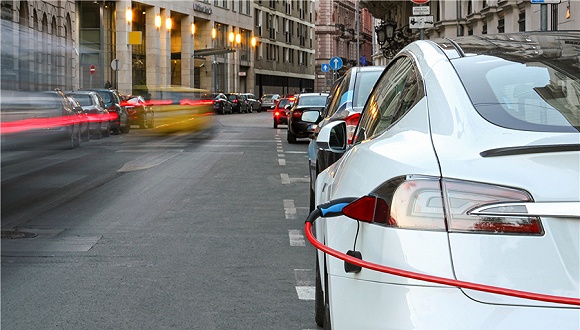 近期，一則工信部將制定燃油車禁售時(shí)間表的消息刷爆了朋友圈，新能源汽車隨即成為熱議的焦點(diǎn)。記者了解到，面對全國新能源汽車的迅猛發(fā)展，陜西新能源汽車發(fā)展勢頭良好