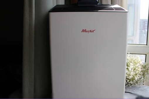 
            	身在北京這樣的霾都，沒有一款給力的空氣凈化器，無異于自殺。在室外可以戴口罩，回到家里如何來保證健康呢？隨著人們?cè)絹碓疥P(guān)注生活質(zhì)量和健康的生活方式，空氣凈化器就成了生活中的標(biāo)配，但隨之而來的煩惱也不少，到底該選擇一款什么樣的空氣凈化器呢？對(duì)于普通的消費(fèi)者來說，這的確是一個(gè)難題