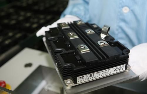 
            	 　　集成電路（俗稱“芯片”）的研發(fā)應用，我國與發(fā)達國家存在較大差距。在電力領域，進口芯片一直處于壟斷強勢地位，長期以來，我國輸變電設備與配用電設備中的核心芯片進口產品分別占到95%和80%，芯片已經成為制約我國電力行業(yè)裝備技術國產化水平提升的瓶頸