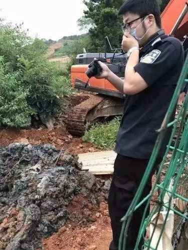 
            	近日，在浙江開(kāi)展環(huán)境保護(hù)督察的中央第二環(huán)境保護(hù)督察組揭開(kāi)一起“病死豬非法填埋”案件的面紗。經(jīng)調(diào)查，從2013年4月至2014年3月，浙江湖州一企業(yè)將本該焚燒處置的部分病死豬進(jìn)行非法掩埋，先后6次、累計(jì)掩埋數(shù)量約300噸