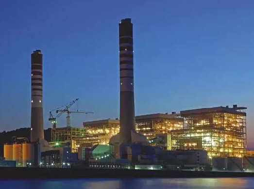 
            	火電廠脫硫廢水零排放項(xiàng)目面臨著運(yùn)行成本高、混合結(jié)晶鹽難處理、系統(tǒng)穩(wěn)定性差等問(wèn)題。本文研究應(yīng)用硫酸鈉為軟化藥劑的脫硫廢水軟化預(yù)處理工藝，使運(yùn)行成本大幅下降，通過(guò)MVR兩級(jí)蒸發(fā)濃縮結(jié)晶工藝，系統(tǒng)只產(chǎn)出工業(yè)級(jí)氯化鈉結(jié)晶鹽，無(wú)混合鹽產(chǎn)出，既實(shí)現(xiàn)了產(chǎn)物的資源化，又免除了混合結(jié)晶鹽的處置費(fèi)用，很好的解決了該類項(xiàng)目面臨的問(wèn)題