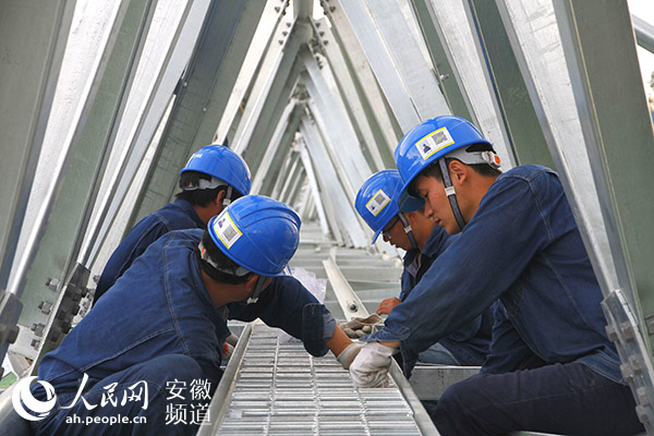 9月15日，500千伏蕪湖三變電站施工現(xiàn)場一片繁忙景象，隨著構(gòu)架和橫梁的拼裝工作逐漸接近尾聲，標(biāo)志著該站正式拉開了電氣施工的序幕。 500千伏蕪湖三變電站位于蕪湖市三山區(qū)峨橋鎮(zhèn)山湖村東南側(cè)，站址地貌主要為丘陵崗地、崗間洼地